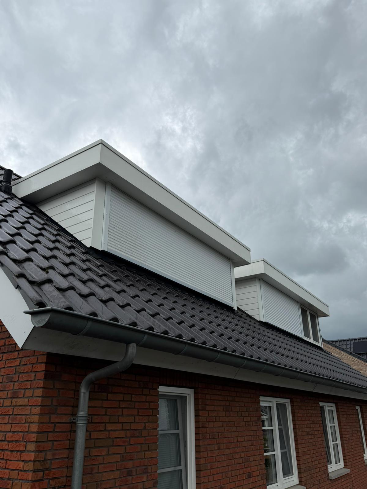 Brede dakkapel met raamkozijnen voor reiniging